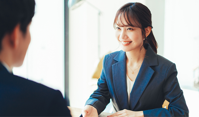 スーツの女性がサポートしている様子