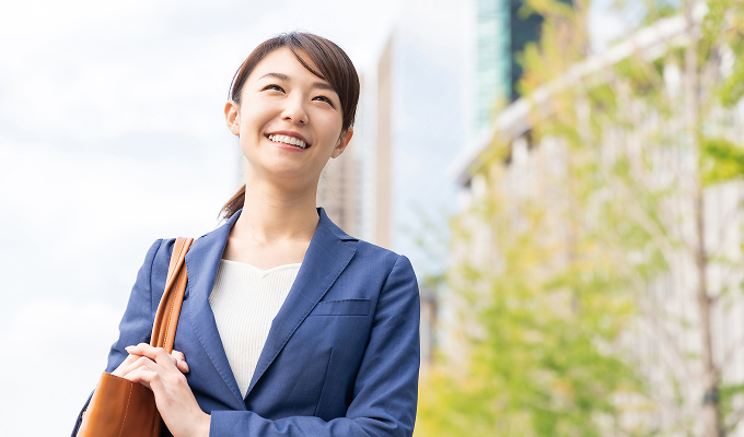 スーツの若い女性が笑顔の様子