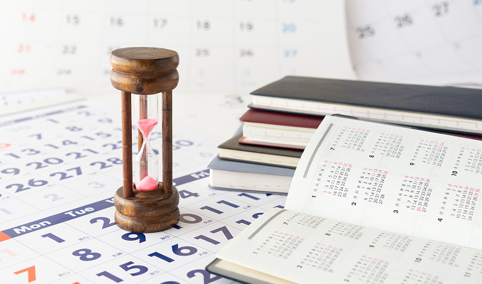 砂時計やカレンダーが写っているイメージ