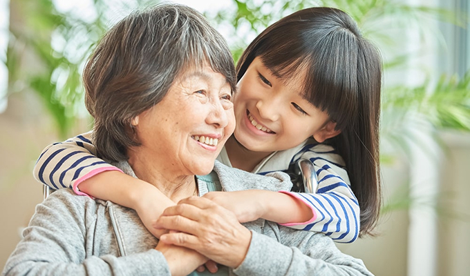 祖母と子どもが笑顔で寄り添っている様子