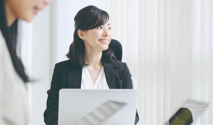 人事部の女性の明るい笑顔
